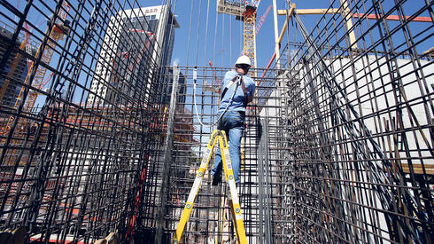 בנק ישראל על המחסור בעובדי בנייה: "אין פתרון מיידי מלבד עובדים פלסטינים"