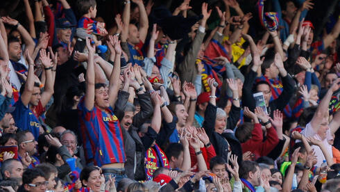 אוהדי קבוצת הכדורגל ברצלונה. פחות בקטע של מטבעות, צילום: AP