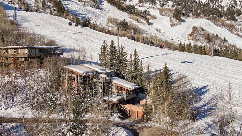 רווח של 19 מיליון דולר ב-3 חודשים: טומי הילפיגר מכר את ביתו בעיירת סקי בקולורדו 