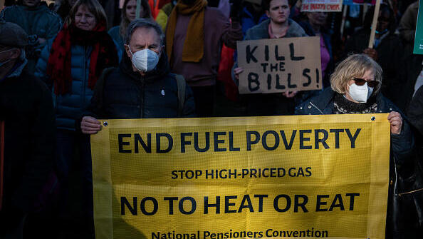 הפגנה ב לונדון בריטניה בפברואר 2022 נגד מחירי האנרגיה הגבוהים מחירי החשמל חשמל גז מחירי הגז יוקר המחיה
