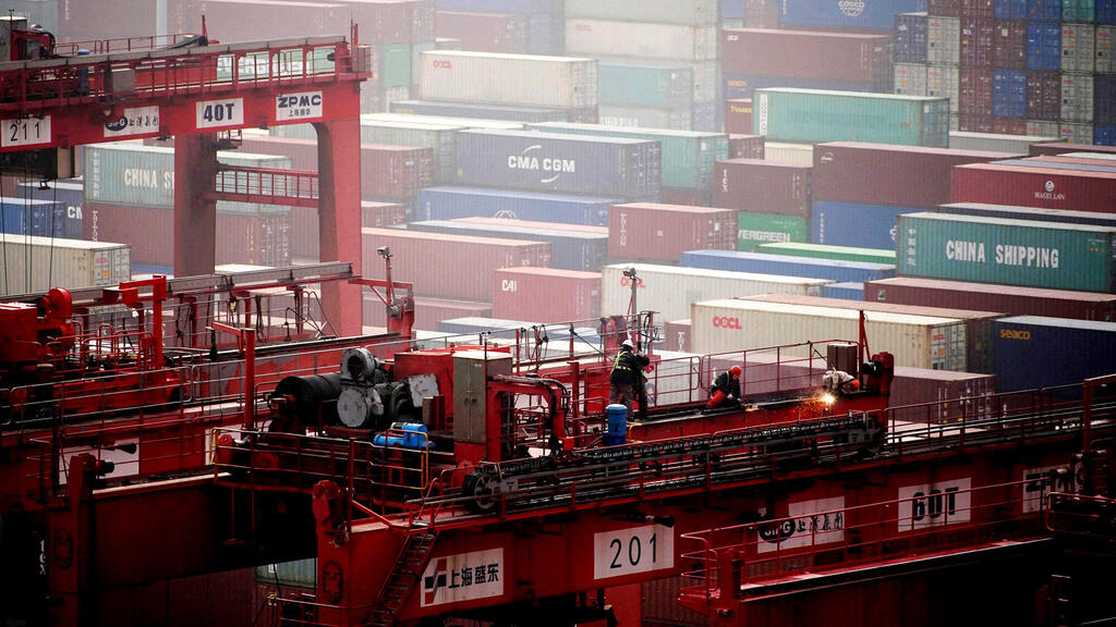 הפקק בנמל שנגחאי יורגש בכל העולם - וישפיע על מחירי השינוע ומניות הספנות