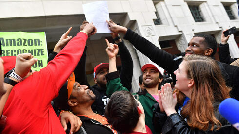 עובדי אמזון בניו יורק חוגגים את הקמת הוועד. בזמן שריחפתם , צילום: AFP