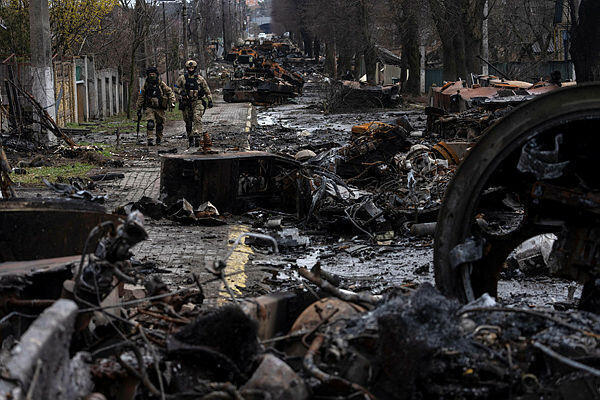שרידי רכבים משוריינים של צבא רוסיה שנהרסו בקרבות בבוצ