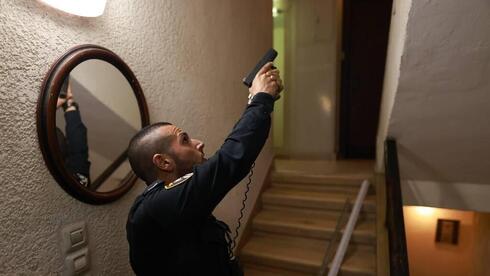 סריקה בחדר מדרגות בבניין באזור הפיגוע, צילום: טל שחר