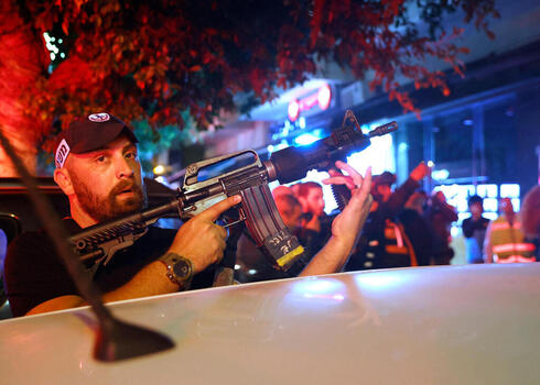 שוטר באזור הפיגוע בת"א, צילום: AFP