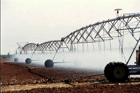 השקיה. על פי דו"ח אריאב, החקלאים מכסים את מלוא עלויות המים, מאיר אזולאי
