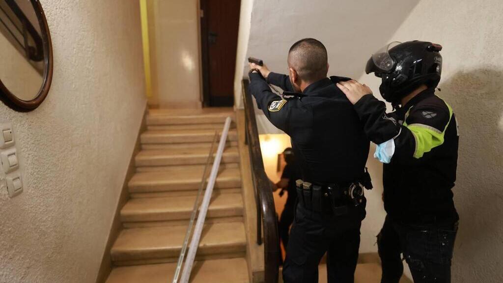 סריקה בחדר מדרגות בבניין באזור הפיגוע