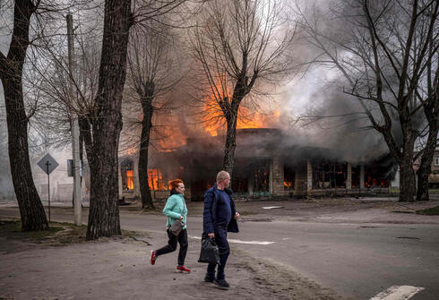 בית בוער בעקבות תקיפות של רוסיה בסברודונייצק, במזרח אוקראינה. המתקפה הגדולה מתקרבת, צילום: AFP