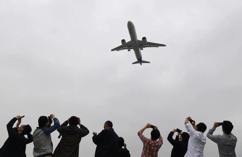 מטוס קומאק ממריא לטיסת ניסוי, צילום: רויטרס