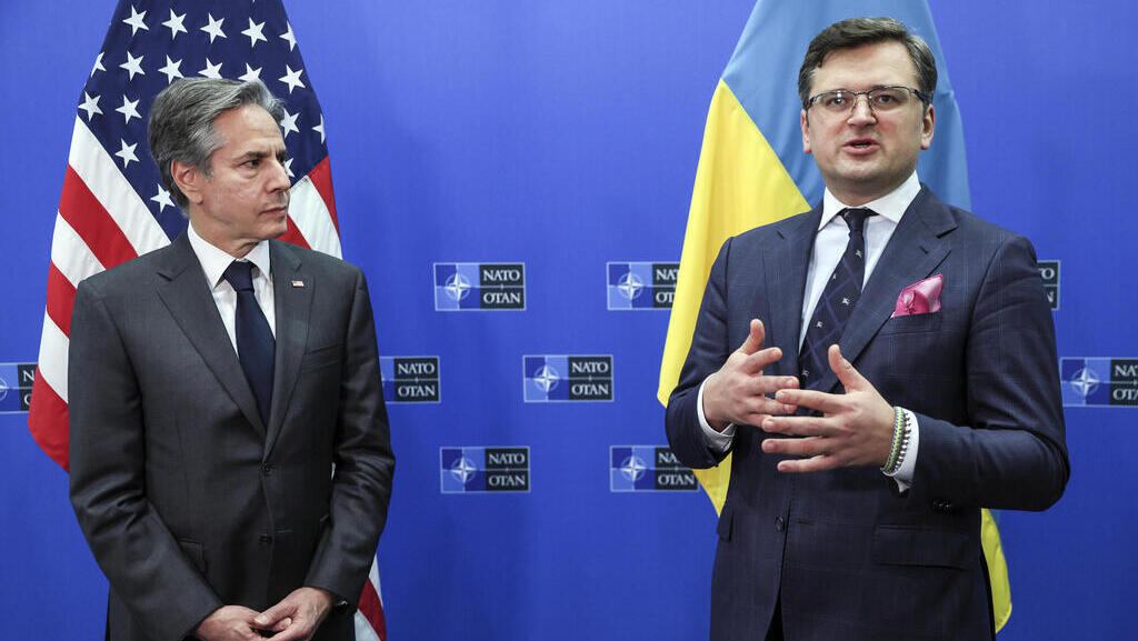 שר החוץ של אוקראינה דמיטרו קולבה ומזכיר המדינה האמריקאי אנתוני בלינקן בבריסל