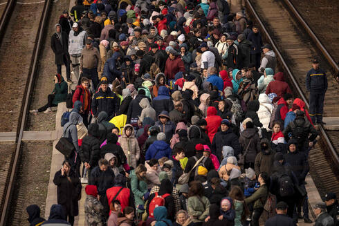 פליטים אוקראינים מנסים למצוא מקום ברכבת ממחוז דונייצק שבדונבאס ולהימלט מערבה
, צילום: AFP