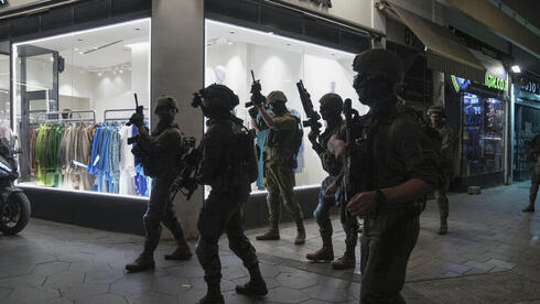 כוחות הביטחון סורקים אחרי המחבל, צילום: AP