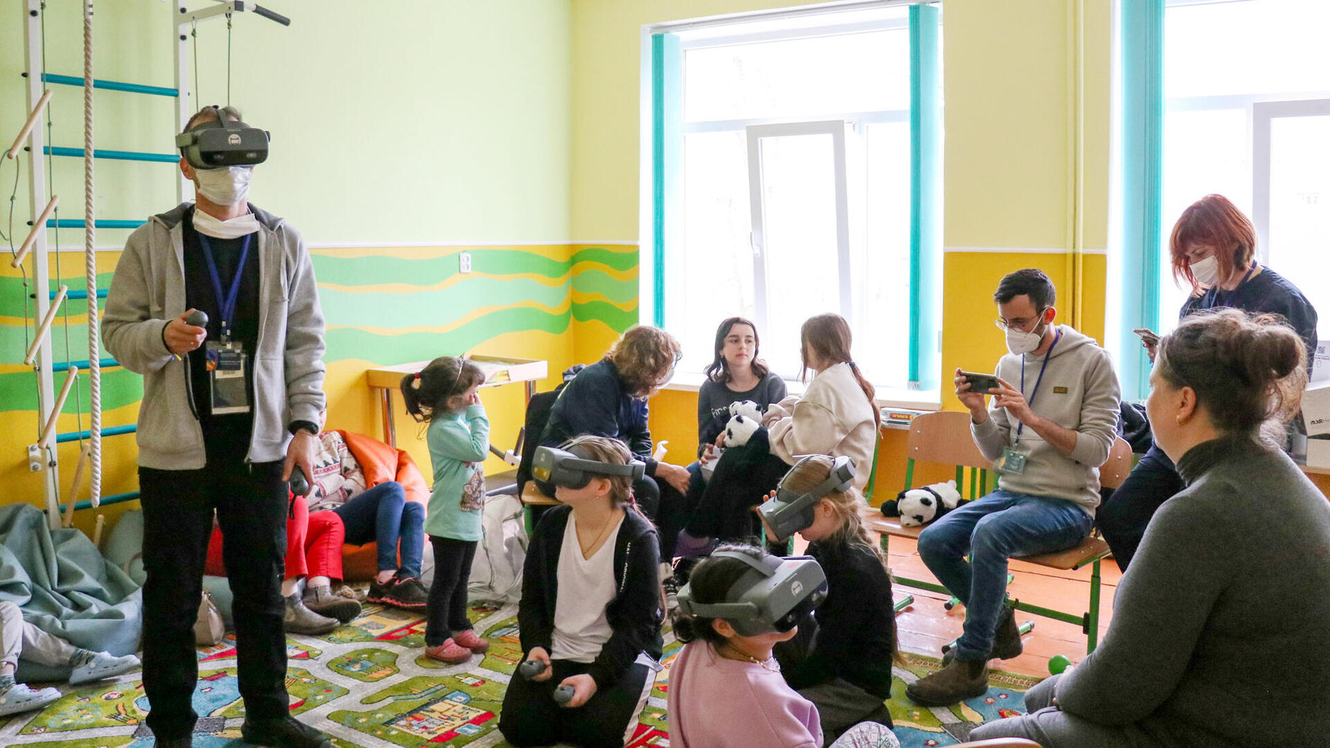 ילדים במחנה פליטים באוקראינה משתמשים בקסדות V