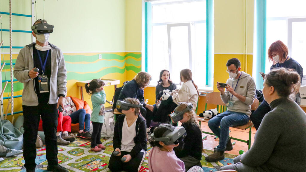 שלח לי שקט בקסדה: טכנולוגיית ה-VR לעזרת הפליטים מאוקראינה