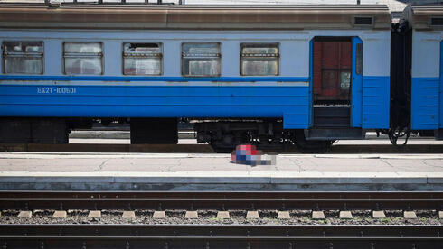 גופה מכוסה בתחנת הרכבת, צילום: AFP