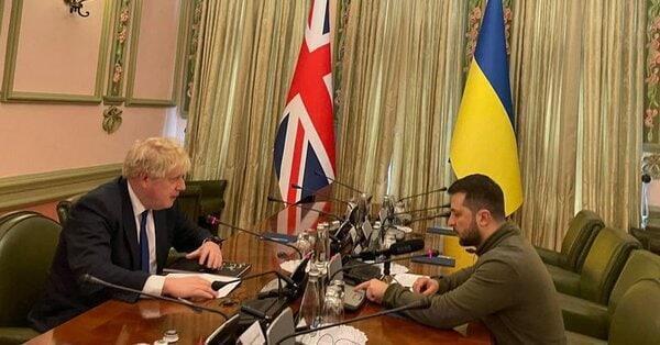 נשיא אוקראינה וולודימיר זלנסקי וראש ממשלת בריטניה בוריס ג'ונסון בפגישה בקייב