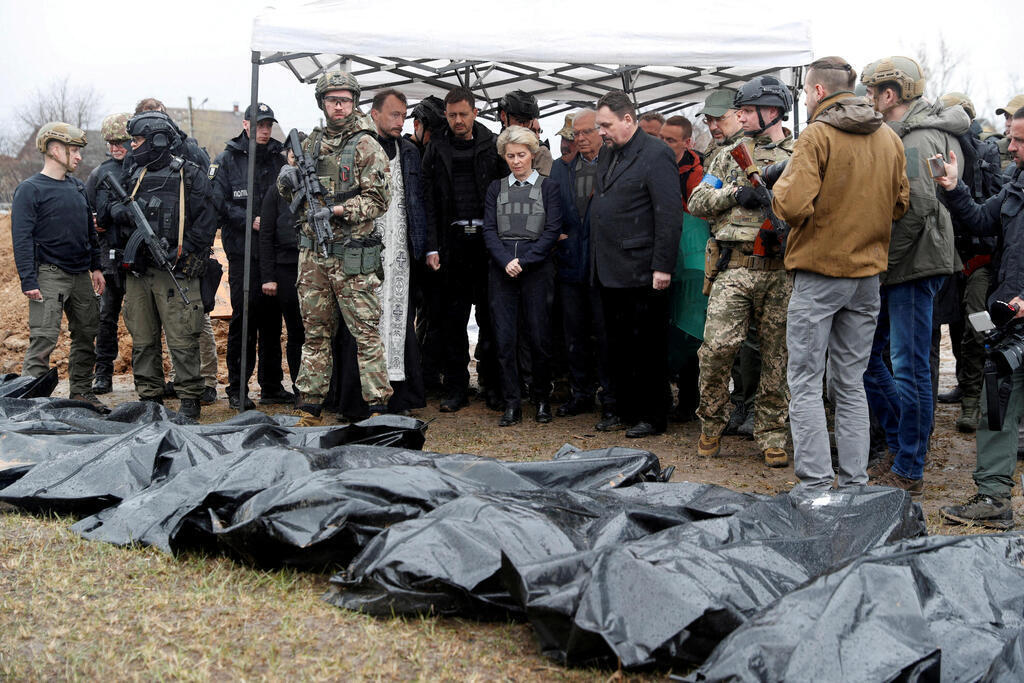 נשיאת הנציבות האירופית פון דר ליין בזירת הטבח בבוצ'ה אוקראינה
