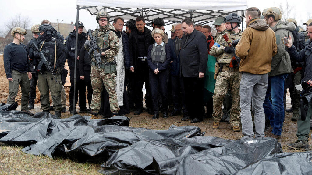 נשיאת הנציבות האירופית פון דר ליין בזירת הטבח בבוצ'ה אוקראינה
