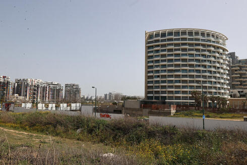 המגרש בחוף הצוק. 200 מטר מחוף הים בתל אביב, צילום:  אביגיל עוזי