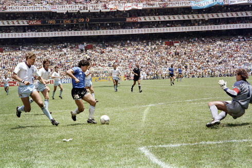 מראדונה מבקיע את שער המאה באותו משחק,  צילום: איי אף פי