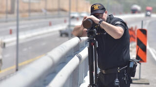 שוטר תנועה עם מצלמת מהירות