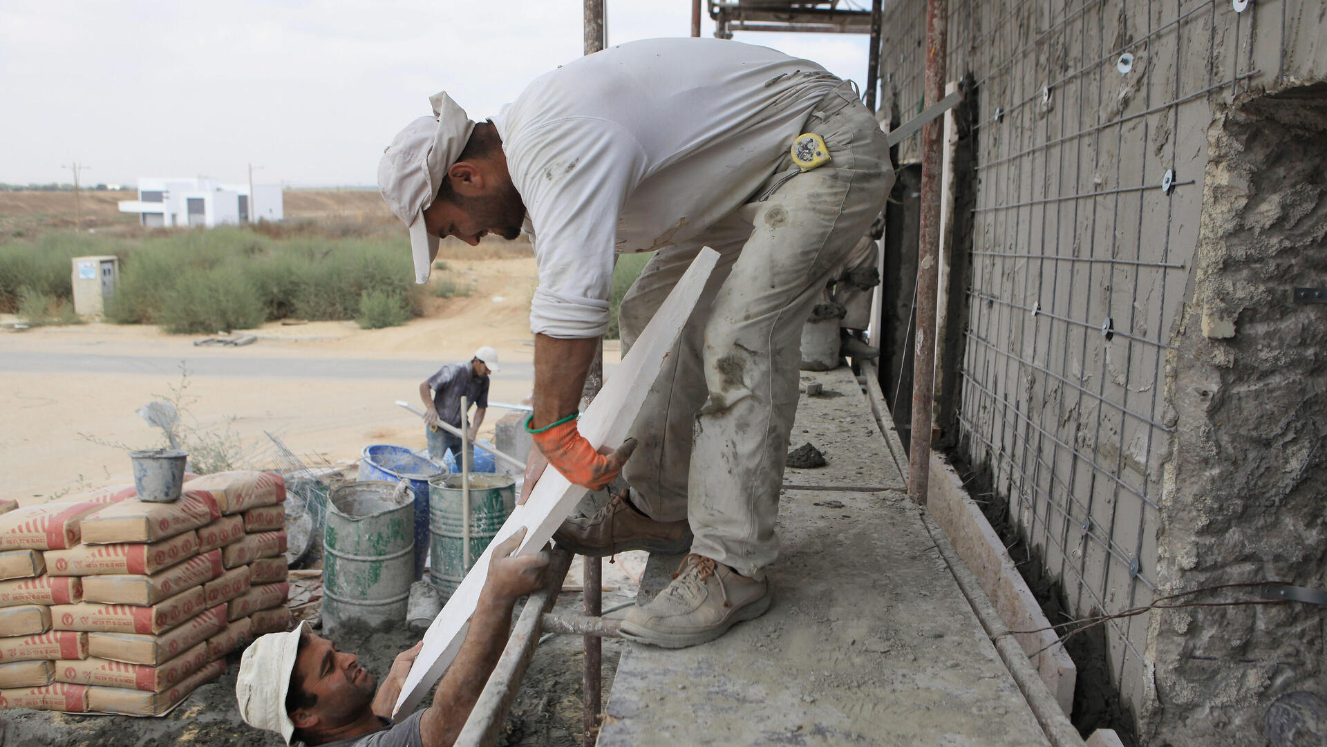 מגזין נדל"ן 13.4.22 עובדים פלסטינים בענף הבנייה