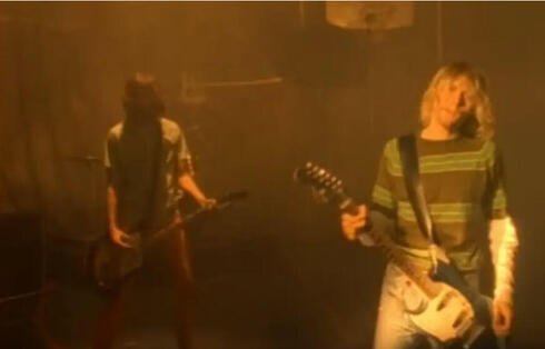 קורט קוביין מנירוונה עם הגיטרה בקליפ של Smells Like Teen Spirit  , צילום: youtube