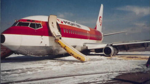 בואינג 737 שביצע נחיתת גחון בוויומינג ב-1983, שוחה בשלולית קצף. אין נפגעים , lamking