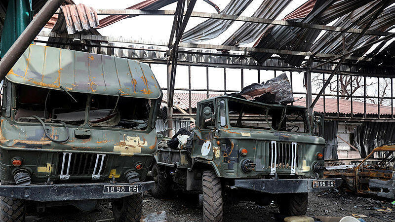 רכבים של צבא אוקראינה במפעל איליץ במריופול