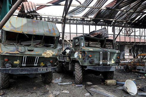 רכבים של צבא אוקראינה במפעל איליץ במריופול, רויטרס