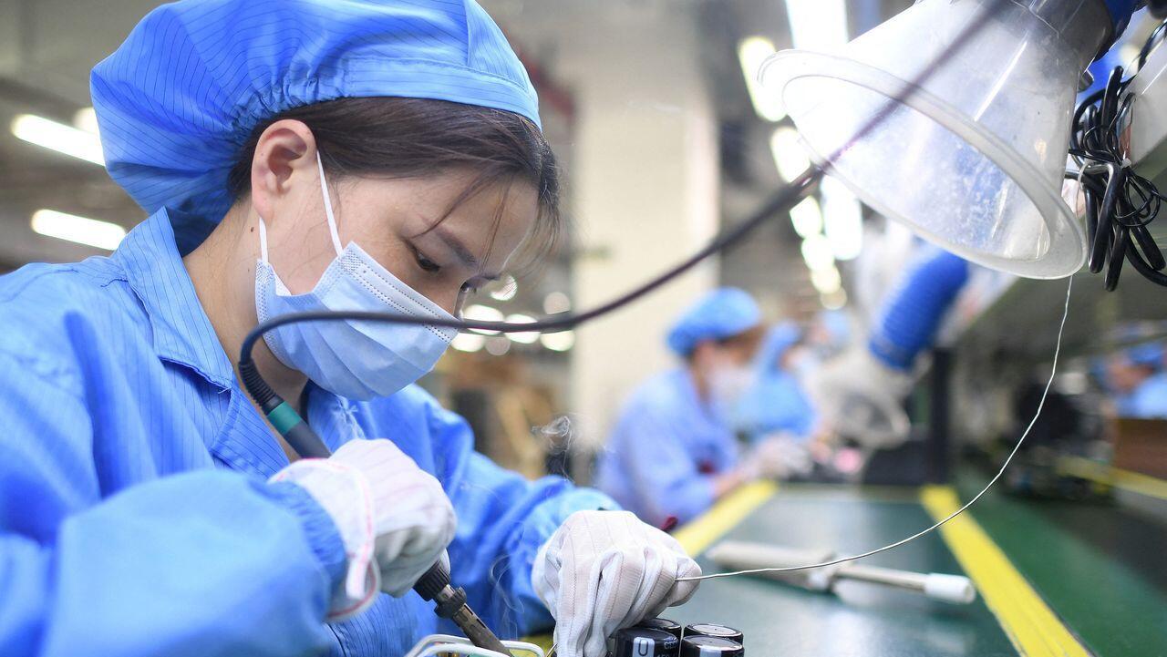 עובדת במפעל רובוטים ווהאן כלכלת סין