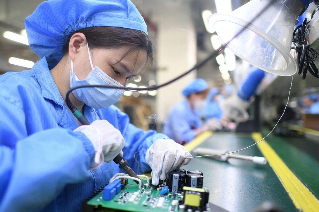 עובדת במפעל רובוטים ווהאן כלכלת סין