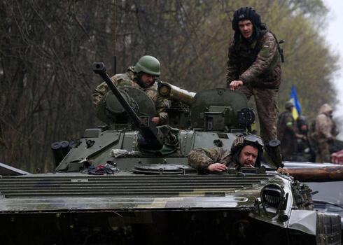 חיילים אוקראינים סמוך לקו החזית באזור העיר איזיום, במזרח אוקראינה
, צילום: AFP