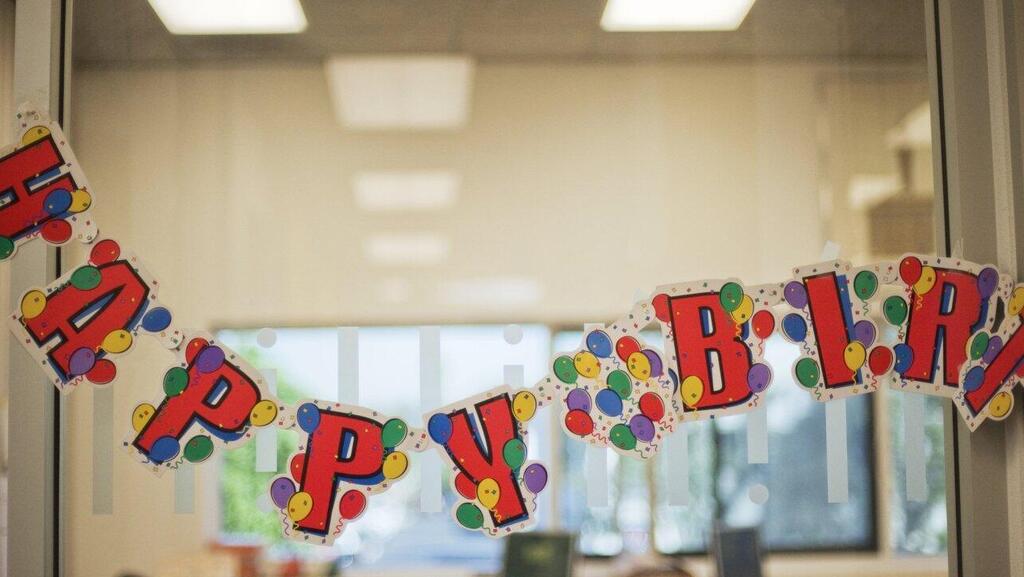 ארה&quot;ב: עובד יפוצה ב-450 אלף דולר כי חגגו לו יום הולדת במשרד נגד רצונו