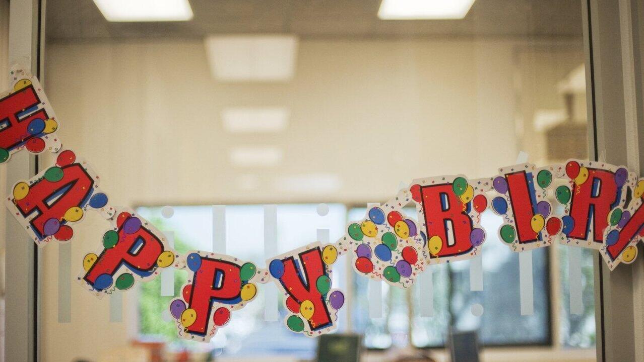 מסיבת יום הולדת במשרד