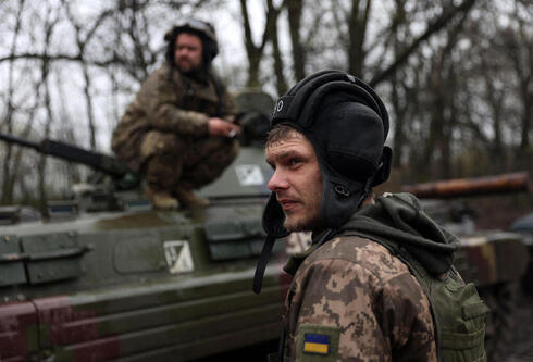 חיילים אוקראינים סמוך לקו החזית באזור העיר איזיום, במזרח אוקראינה, צילום: AFP