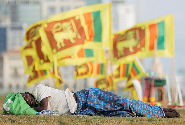 אדם בסרי לנקה ישן באזור שבו מתקיימת מחאה בעקבות מחסור במזון, מחירי אנרגיה מאמירים והפסקות חשמל נרחבות, צילום: רויטרס