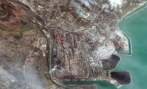 צילום לוויין של האזור התעשייתי הנרחב במריופול, שבו מתבצרים הכוחות האוקראיניים. "נילחם עד הסוף", צילום: רויטרס/Satellite image 2022 Maxar Technologies
