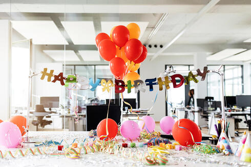 מסיבת יום הולדת במשרד, צילום: גטי 
