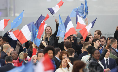 תומכי מקרון בחגיגות אתמול בפריז, EPA