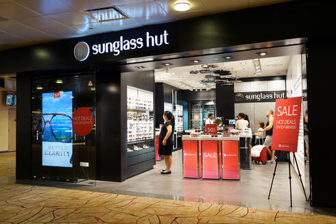 סניף הרשת  Sunglass Hut בסינגפור. בינואר 2017 התמזגה חברת האופטיקה עם יצרנית העדשות הגדולה בעולם, צילום: שאטרסטוק