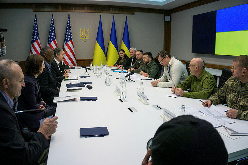 מזכיר המדינה האמריקני אנתוני בלינקן ושר ההגנה של ארה"ב לויד אוסטין בפגישה עם נשיא אוקראינה וולודימיר זלנסקי בקייב