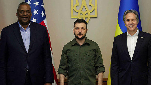 מזכיר המדינה האמריקני אנתוני בלינקן ושר ההגנה של ארה"ב לויד אוסטין בפגישה עם נשיא אוקראינה וולודימיר זלנסקי בקייב