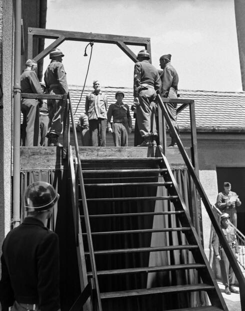הנאצים שהורשעו במשפטי נירנברג בדרך לתלייה, צילום: AP