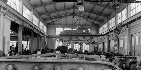 מכונות המלחמה שיוצרו עבור הנאצים במרצדס. רבים מהפועלים היו יהודים, צילום: מרצדס בנץ