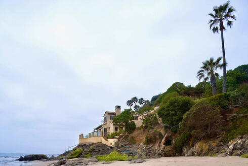הנכס כולל בקתת חוף שהגישה אליה היא באמצעות מעלית בצד הצוק , צילום:  Peter Aaron / OTTO