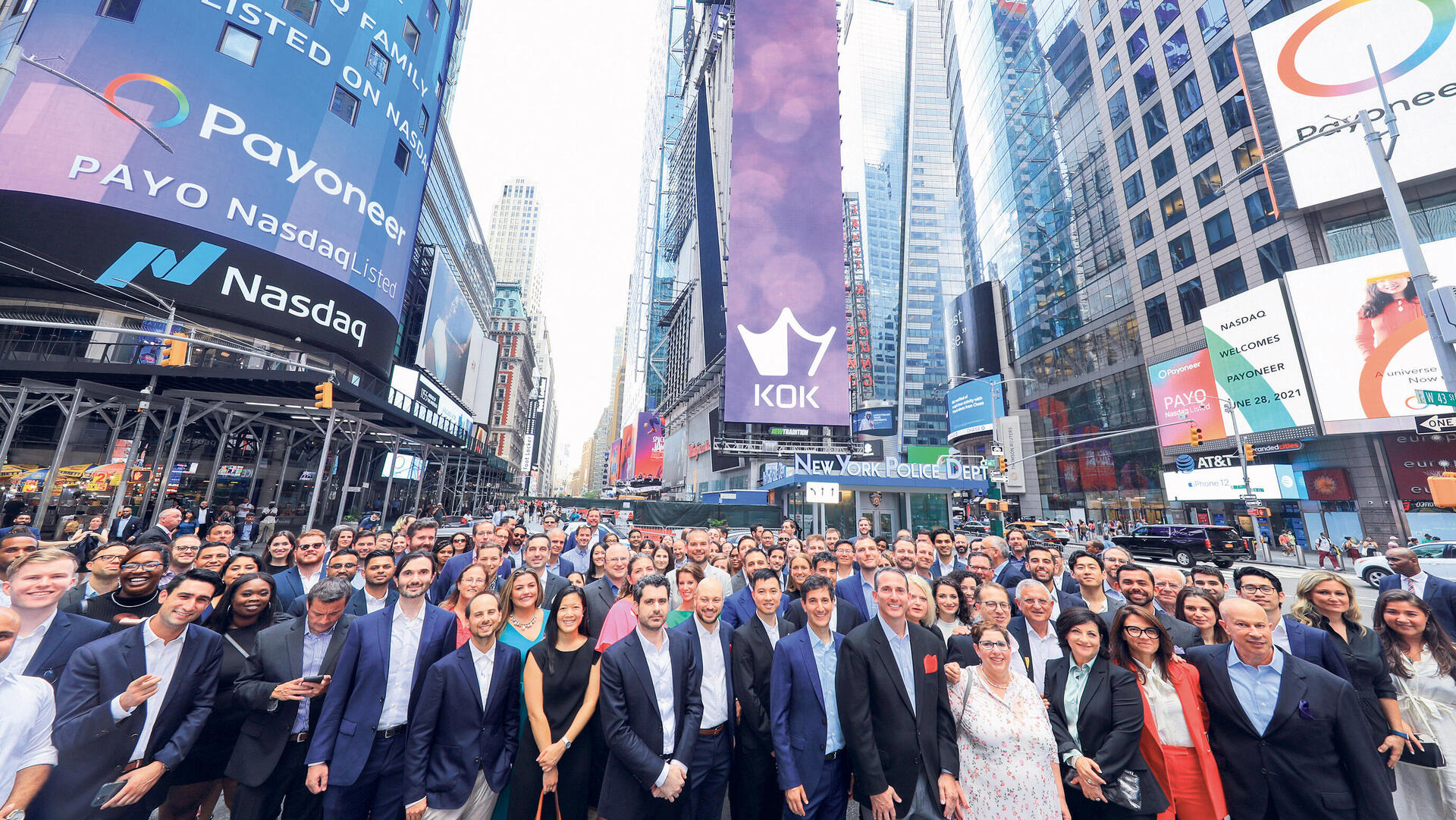 מגזין עצמאות 4.5.22 עובדי פיוניר מתקבצים בטיימס סקוור בניו יורק