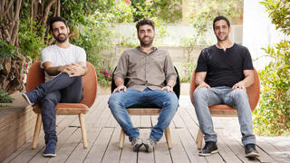 מגזין עצמאות 4.5.22 מימין אייל רז איציק אלבז ו עירא בלסקי מייסדי ארטליסט Artlist