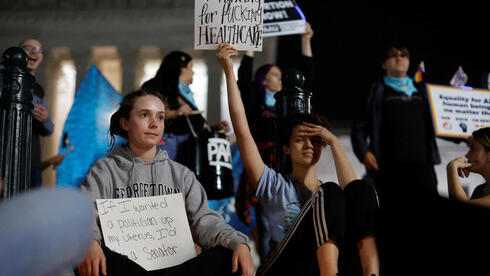 הפגנה מחוץ לבית המשפט העליון בוושינגטון בארה"ב במחאה על הפסיקה המסתמנת לגבי הפלות, רויטרס