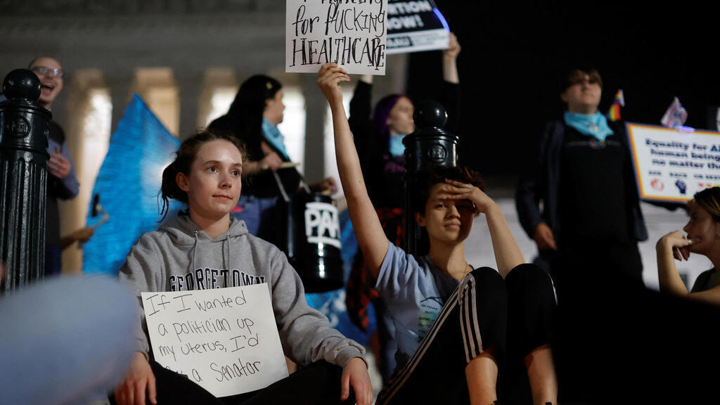 הפגנה מחוץ לבית המשפט העליון בוושינגטון בארה"ב במחאה על הפסיקה המסתמנת לגבי הפלות